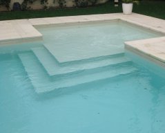 ingresso piscina con sclinata ed area relax